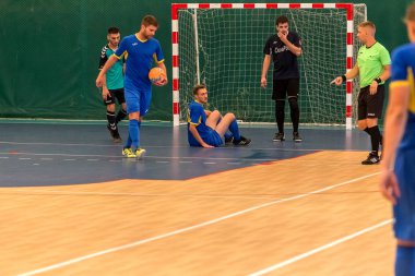 Odessa, Ukrayna - 28 Temmuz 2018: Tanımlanamayan yerel takım parke zemin üzerinde futsal turnuvasında mini-futbol oynayan oyuncuların