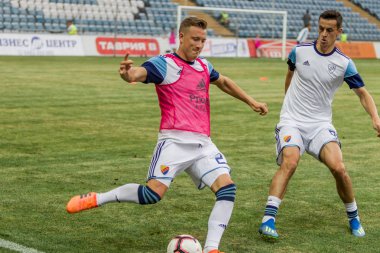 Odessa, Ukrayna - 3 Ağustos 2018: Futbolcular, Fc Djurgardens Eğer İsveç Melkemichel özcan sırasında oyun Uefa Avrupa Ligi 2018 Fc Mariupol (Ukrayna) ile futbol sahada. Futbol oyuncular Tren