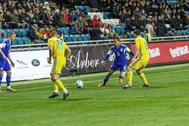 Odessa, Ukrayna -24 Mart 2016: Dostluk maçı (sarı) Ukrayna Millî Futbol takımı ve Kıbrıs (mavi) Milli takımı arasında. Yoğun maç oyun an.
