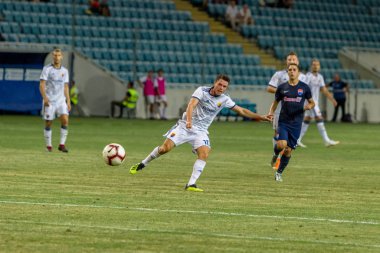 Odessa, Ukrayna - 3 Ağustos 2018: duygusal futbol taraftarları destek ekibi stadyumunda futbol kulübü Djurgardens Eğer İsveç oyun Uefa Avrupa Ligi oyun sırasında. Kalabalık futbol taraftarları Stadyumu futbol