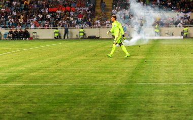 Odessa, Ukrayna - Temmuz 15,2017: Foxtrot süper kupa. Madenci - Dinamo. Fanatik heyecanlı hayranları ile havai fişek. Taraftar standları yanık yangında sevinirler ve çırpmaya başlar. Petards stadyum alanında oyun parçaladı