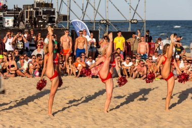 Odessa, Ukrayna - 26 Ağustos 2017: Şampiyonası deniz Festivali sırasında Z-Oyunlar Amigo içinde Ukrayna. Güzel genç spor kızlar amigo festiva kumsalda kumdan gerçekleştirmek