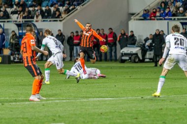 Odessa, Ukrayna - 3 Aralık 2015: Fc Karpaty ve Shakhtar Donetsk Ukrayna Kupası topu için Şampiyonlar Ligi mücadelede bir maçta. Ayrıntı oyunun.