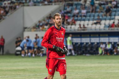 Odessa, Ukrayna - 3 Ağustos 2018: Futbolcular, Fc Djurgardens Eğer İsveç Melkemichel özcan sırasında oyun Uefa Avrupa Ligi 2018 Fc Mariupol (Ukrayna) ile futbol sahada. Futbol oyuncular Tren