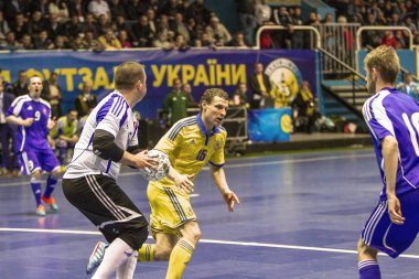Odessa, Ukrayna - 12 Nisan 2016: Dünya Kupası play-off maçı Ukrayna - Slovakiya. Futsal oynuyor. Modern Bahçesi kapsayan spor salonu büyük sahnede mini futbol