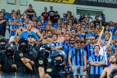 Odessa, Ukrayna - 3 Ağustos 2018: duygusal futbol taraftarları destek ekibi stadyumunda futbol kulübü Djurgardens Eğer İsveç oyun Uefa Avrupa Ligi oyun sırasında. Kalabalık futbol taraftarları Stadyumu futbol