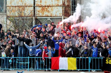 Odessa, Ukrayna - 14 Kasım 2010: Polis, kırık Kürsüsü, kavgalar, oyun alanı üzerinde havai fişek ile oyun sırasında Ultras duygusal futbol hayranları onun takımlarından Chernomorets ayaklandı