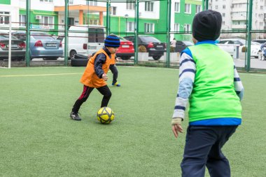 Odessa, Ukrayna - 23 Nisan 2017: Küçük çocuklar, çocuk min oyun