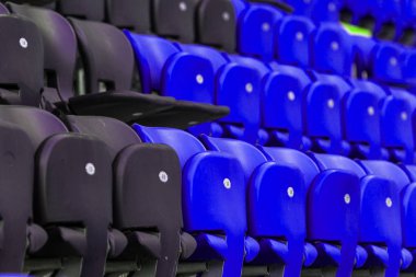 Stadyum standları boş eski plastik sandalyeler. Çok boş koltuk tribünlerde seyirci için. Boş plastik sandalye ve oturaklar futbol taraftarları için. Tribün, seyirci oyun