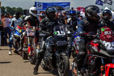 Odessa, Ukrayna - 10 Haziran 2018: Motosiklet yarışı. Dinamik ve gerçekçi yarış motosikletler yarış pisti üzerinde. Benzersiz motosiklet, aşırı shoi, tekerlekler, Isıtma gelen duman sitesinde drift