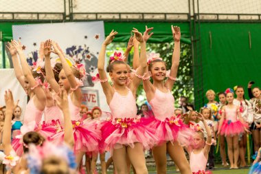 Odessa, Ukrayna -30 Mayıs 2015: Amigo Şampiyonası Ukrayna çocuklar arasında. Çocuk bir güzel parlak dans formla Sportin becerilerini göster. Birçok seyirci ve sporcular. Büyüleyici otantik çocuk