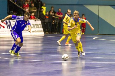 Odessa, Ukrayna - 12 Nisan 2016: Dünya Kupası play-off maçı Ukrayna - Slovakiya. Futsal oynuyor. Modern Bahçesi kapsayan spor salonu büyük sahnede mini futbol