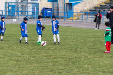 Odessa, Ukrayna 0 1 Nisan 2018: genç çocuklar için oyun spor eğitimi. Futbol futbol çocuklar için oyun. Üniformalı çalıştıran ve futbol oynarken spor kulübü, futbol oyuncuları genç oyuncular