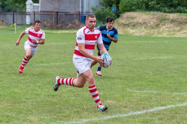 Odessa, Ukrayna - 26 Mayıs 2018: Ukrayna Kupası Politechnik - Odessa ve Credo - 65 Odessa (kırmızı). Rugby topu için oyuncuların yoğun mücadele. Yeşil alan stadyum üzerinde dinamik oyun