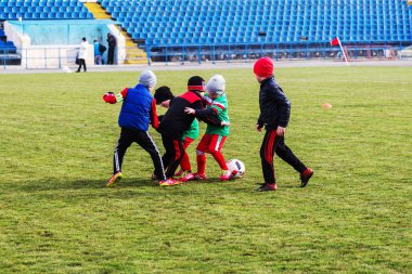 Odessa, Ukrayna 0 1 Nisan 2018: genç çocuklar için oyun spor eğitimi. Futbol futbol çocuklar için oyun. Üniformalı çalıştıran ve futbol oynarken spor kulübü, futbol oyuncuları genç oyuncular