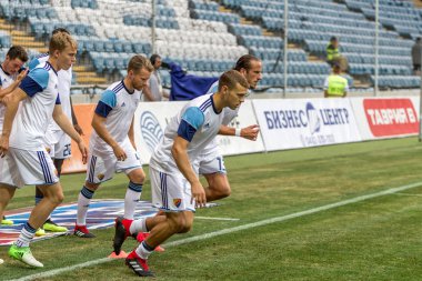 Odessa, Ukrayna - 3 Ağustos 2018: Futbolcular, Fc Djurgardens Eğer İsveç Melkemichel özcan sırasında oyun Uefa Avrupa Ligi 2018 Fc Mariupol (Ukrayna) ile futbol sahada. Futbol oyuncular Tren