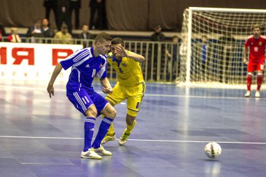 Odessa, Ukrayna - 12 Nisan 2016: Dünya Kupası play-off maçı Ukrayna - Slovakiya. Futsal oynuyor. Modern Bahçesi kapsayan spor salonu büyük sahnede mini futbol