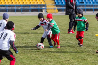Odessa, Ukrayna 0 1 Nisan 2018: genç çocuklar için oyun spor eğitimi. Futbol futbol çocuklar için oyun. Üniformalı çalıştıran ve futbol oynarken spor kulübü, futbol oyuncuları genç oyuncular