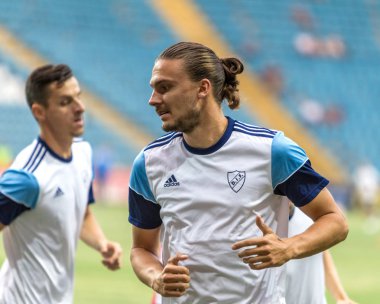 Odessa, Ukrayna - 3 Ağustos 2018: Futbolcular, Fc Djurgardens Eğer İsveç Melkemichel özcan sırasında oyun Uefa Avrupa Ligi 2018 Fc Mariupol (Ukrayna) ile futbol sahada. Futbol oyuncular Tren