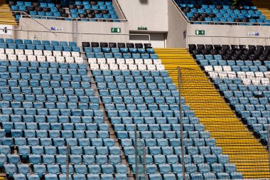 Stadyum standları boş eski plastik sandalyeler. Çok boş koltuk tribünlerde seyirci için. Boş plastik sandalye ve oturaklar futbol taraftarları için. Tribün, seyirci oyun