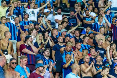 Odessa, Ukrayna - 3 Ağustos 2018: duygusal futbol taraftarları destek ekibi stadyumunda futbol kulübü Djurgardens Eğer İsveç oyun Uefa Avrupa Ligi oyun sırasında. Kalabalık futbol taraftarları Stadyumu futbol