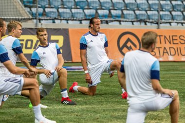 Odessa, Ukrayna - 3 Ağustos 2018: Futbolcular, Fc Djurgardens Eğer İsveç Melkemichel özcan sırasında oyun Uefa Avrupa Ligi 2018 Fc Mariupol (Ukrayna) ile futbol sahada. Futbol oyuncular Tren