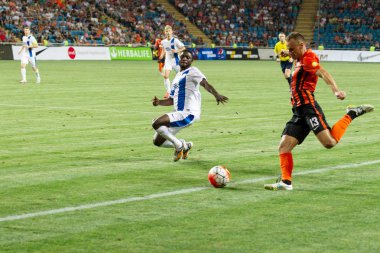 Odessa, Ukrayna - 14 Ağustos 2015: Fc Shakhtar Donetsk ve Fc Dnipro Dnipropetrovsk Ukrayna Kupası maçında top için kavga ediyorlar. Ayrıntı oyunun.