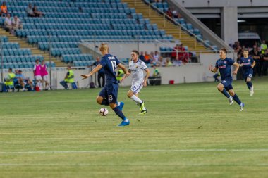 Odessa, Ukrayna - 3 Ağustos 2018: duygusal futbol taraftarları destek ekibi stadyumunda futbol kulübü Djurgardens Eğer İsveç oyun Uefa Avrupa Ligi oyun sırasında. Kalabalık futbol taraftarları Stadyumu futbol