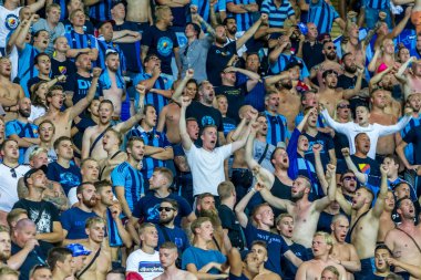 Odessa, Ukrayna - 3 Ağustos 2018: duygusal futbol taraftarları destek ekibi stadyumunda futbol kulübü Djurgardens Eğer İsveç oyun Uefa Avrupa Ligi oyun sırasında. Kalabalık futbol taraftarları Stadyumu futbol