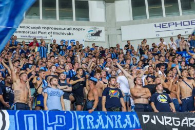 Odessa, Ukrayna - 3 Ağustos 2018: duygusal futbol taraftarları destek ekibi stadyumunda futbol kulübü Djurgardens Eğer İsveç oyun Uefa Avrupa Ligi oyun sırasında. Kalabalık futbol taraftarları Stadyumu futbol