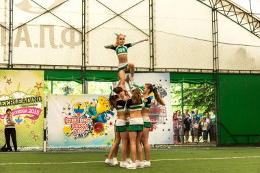 Odessa, Ukrayna -30 Mayıs 2015: Amigo Şampiyonası Ukrayna çocuklar arasında. Çocuk bir güzel parlak dans formla Sportin becerilerini göster. Birçok seyirci ve sporcular. Büyüleyici otantik çocuk