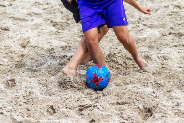 Odessa, Ukrayna-Temmuz 22, 2018: Beach Futbol Şampiyonası sahilde amatör kadınlar arasında. Kum plaj futbolu. Bir şehir plaj kum üzerinde plaj futbolu oynayan genç güzel kız