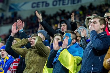 Odessa, Ukrayna - 24 Mart 2016: Futbol taraftarları ve seyirci stadyum standları duygusal onların Ukrayna ve Kıbrıs Milli takım maç sırasında destek ekibi. Duygular, el fenerleri, duman, çığlıkları
