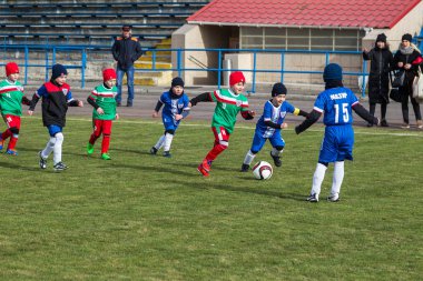 Odessa, Ukrayna 0 1 Nisan 2018: genç çocuklar için oyun spor eğitimi. Futbol futbol çocuklar için oyun. Üniformalı çalıştıran ve futbol oynarken spor kulübü, futbol oyuncuları genç oyuncular