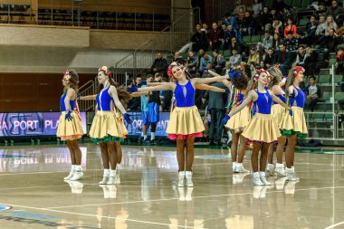 Odessa, Ukrayna - 25 Aralık 2015: Parlak dinamik karakteristiklerini Bayan spor takımı bir basketbol oyun sırasında bir destek grubu. Amigo eylem. Parlak güzel genç kadın spor