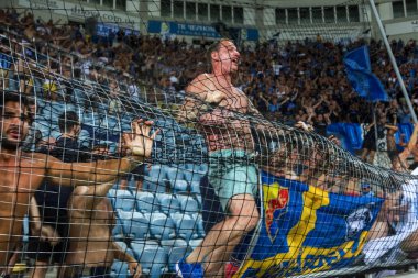 Odessa, Ukrayna - 3 Ağustos 2018: duygusal futbol taraftarları destek ekibi stadyumunda futbol kulübü Djurgardens Eğer İsveç oyun Uefa Avrupa Ligi oyun sırasında. Kalabalık futbol taraftarları Stadyumu futbol