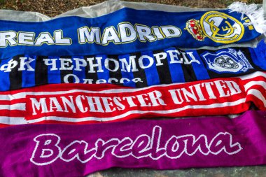 Odessa, Ukrayna - 21 Temmuz 2018. Maçtan önce futbol sembolleri, futbol Hatıra Eşyası satılmaktadır. Gayri resmi Mağazacılık profesyonel futbol kulüpleri. Futbol sembolleri, özelliklerini, eşarp satışı