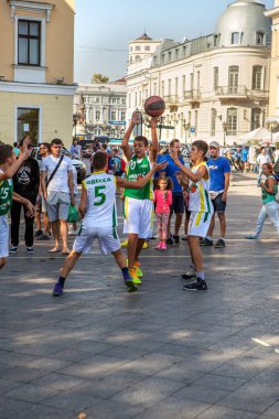Odessa, Ukrayna -10 Eylül 2016: gençlerin şehir sokak, sokak top oynarken şenlikli seyirci tarafından çevrili. Streetbasketball kasaba Meydanı'nda. Sporcu çocuk basketbol kulübü gösteri performansları