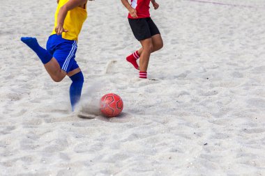 Odessa, Ukrayna -15 Ağustos 2015: Şampiyonası Ukrayna plaj futbolu Langeron plajda amatör kadınlar arasında üzerinde. Bayanlar futbol. Futbol kum üzerinde