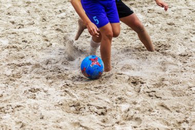 Odessa, Ukrayna-Temmuz 22, 2018: Beach Futbol Şampiyonası sahilde amatör kadınlar arasında. Kum plaj futbolu. Bir şehir plaj kum üzerinde plaj futbolu oynayan genç güzel kız