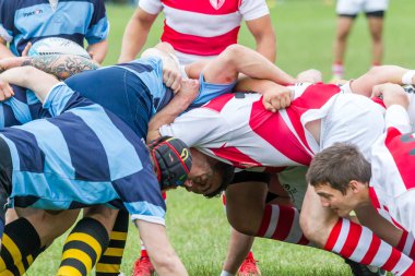Odessa, Ukrayna - 26 Mayıs 2018: Ukrayna Kupası Politechnik - Odessa ve Credo - 65 Odessa (kırmızı). Rugby topu için oyuncuların yoğun mücadele. Yeşil alan stadyum üzerinde dinamik oyun
