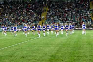 Odessa, Ukrayna - 15 Haziran 2017: Güzel genç kızlar amigo takımının performansını Futbol Şampiyonası açılış sırasında. Takım performansı amigo Stadyumu'nun çim sahada