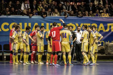 Odessa, Ukrayna - 12 Nisan 2016: Dünya Kupası play-off maçı Ukrayna - Slovakiya. Futsal oynuyor. Modern Bahçesi kapsayan spor salonu büyük sahnede mini futbol