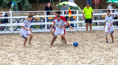 Odessa, Ukrayna-Temmuz 22, 2018: Beach Futbol Şampiyonası sahilde amatör kadınlar arasında. Futbol kum. Bir şehir plaj kum üzerinde plaj futbolu oynayan genç güzel kız