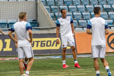 Odessa, Ukrayna - 3 Ağustos 2018: Futbolcular, Fc Djurgardens Eğer İsveç Melkemichel özcan sırasında oyun Uefa Avrupa Ligi 2018 Fc Mariupol (Ukrayna) ile futbol sahada. Futbol oyuncular Tren