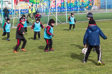 Odessa, Ukrayna 0 1 Nisan 2018: genç çocuklar için oyun spor eğitimi. Futbol futbol çocuklar için oyun. Üniformalı çalıştıran ve futbol oynarken spor kulübü, futbol oyuncuları genç oyuncular