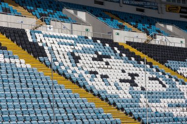 Stadyum standları boş eski plastik sandalyeler. Çok boş koltuk tribünlerde seyirci için. Boş plastik sandalye ve oturaklar futbol taraftarları için. Tribün, seyirci oyun
