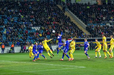 Odessa, Ukrayna -24 Mart 2016: Dostluk maçı (sarı) Ukrayna Millî Futbol takımı ve Kıbrıs (mavi) Milli takımı arasında. Yoğun maç oyun an.