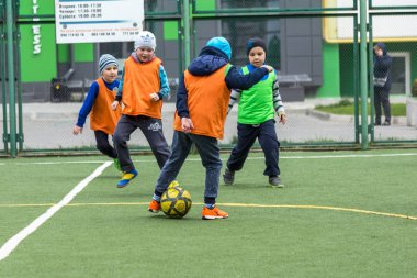 Odessa, Ukrayna - 23 Nisan 2017: Küçük çocuklar, çocuk min oyun