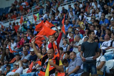 Odessa, Ukrayna - 15 Haziran 2017: Foxtrot süper kupa. Shakhtar - Dinamo (Kiev). Fanatik hayranları standları ebedi rakip oyun sırasında. Standları hayranları sevinirler, Not ve çırpınan bayrak. İnsanlar Stadı'nda arıyoruz